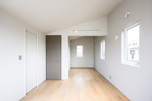 【寝室】 | 3階10.9帖主寝室はウォークインクロゼット付きで衣服がすっきり片付きます♪
2025年11月7日撮影