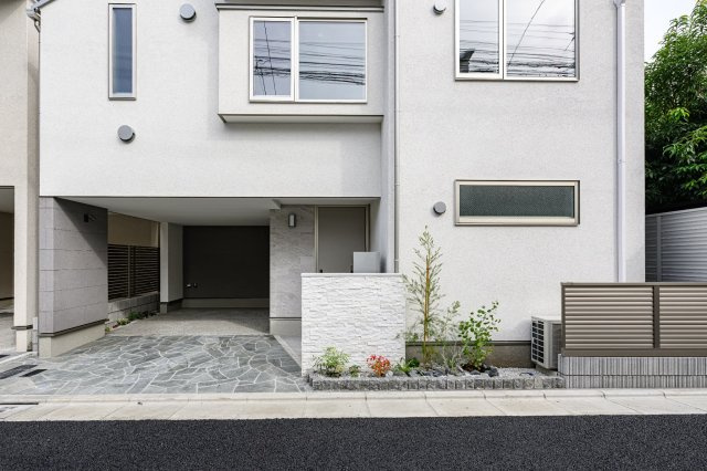 【外観】 | WIC+車庫+ルーバル付3LDK
完成済にてお気軽に即日内覧可能です！
2025年10月11日撮影