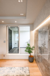 【居間・リビング】 | LDKは19帖以上の広々空間で3面に床暖房を完備
2025年11月7日撮影