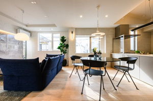 【居間・リビング】 | LDKは19帖以上の広々空間で3面に床暖房を完備
2025年11月7日撮影