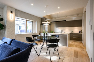 【キッチン】 | LDKは19帖以上の広々空間で3面に床暖房を完備
2025年11月7日撮影