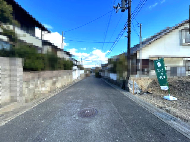 【成約済】京都市西京区御陵大枝山町5丁目の前面道路含む現地写真|前道：北側公道幅員約6.0ｍでゆったりとしております。スーパーが近く、日々のお買い物にも便利です。