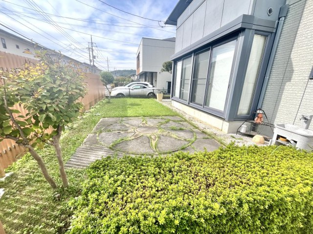 【中古戸建】太田市東長岡町の庭|■庭｜念願のプライベート庭付きで、夏場のプールにもぴったりの涼める空間です