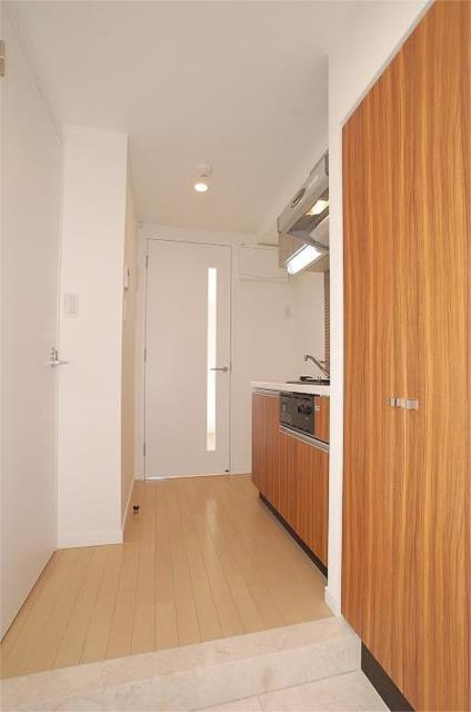 ステージグランデ府中東の玄関|こちらの居間で趣味の時間をお楽しみください