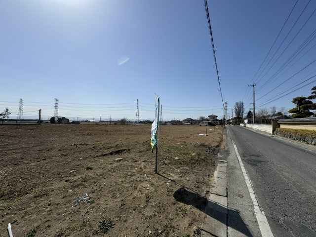 【前面道路含む現地写真】 | 【由良町第2期　現地外観】
※令和7年3月時点