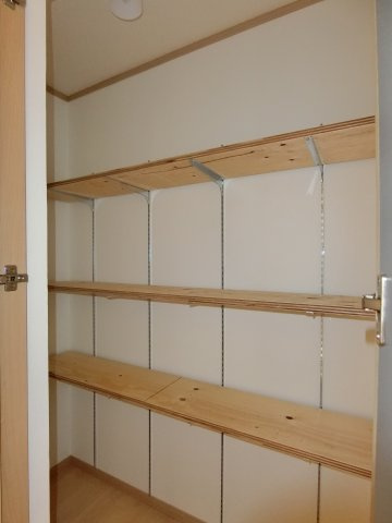 彦名町大西貸家の収納