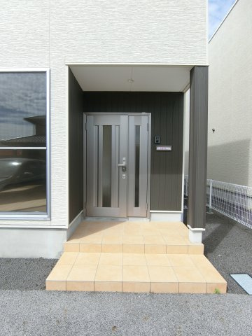 彦名町大西貸家の玄関