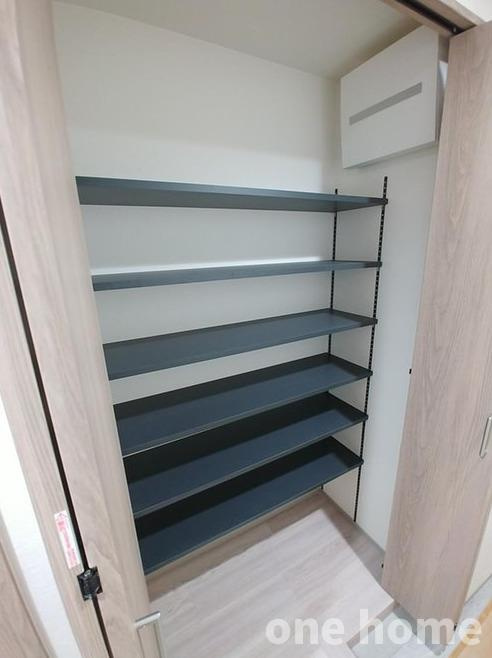 新大阪シティハイツの収納|◆玄関には可動式の棚が完備されています！お好みで高さを調節できます！