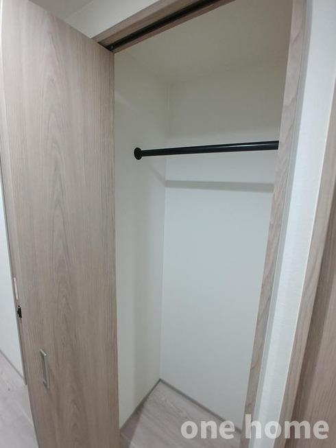 新大阪シティハイツの収納|◆廊下に収納があり、掃除機など生活感の出やすい物を収納できます！