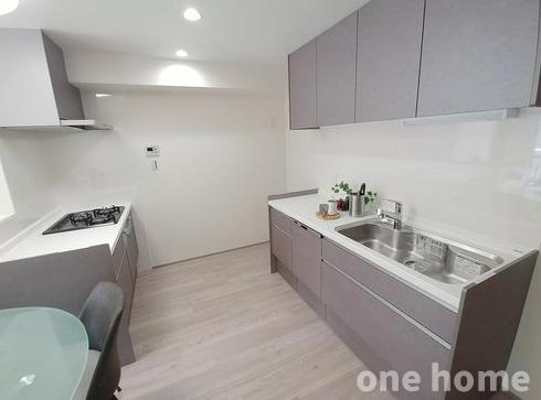 新大阪シティハイツのキッチン|◆キッチンは作業スペースが広く、お料理を楽しめます♪
◆グリル付３口ガスコンロ搭載！食洗機完備！収納も豊富です！