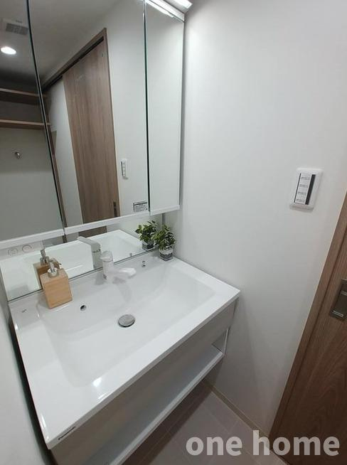 新大阪シティハイツの独立洗面台|◆三面鏡の洗面化粧台です！ミドルミラーがあり広々と感じますね♪
◆令和7年9月室内リフォーム完了！手直しなしでお住まいいただけます！