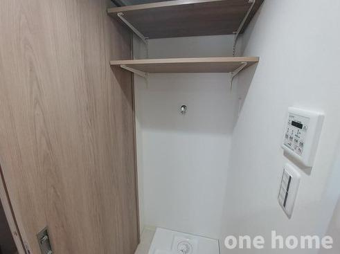 新大阪シティハイツの収納|◆洗濯機置場の上部には可動棚があり、洗剤やタイルなどを収納できます！