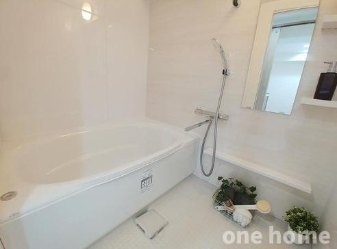 新大阪シティハイツの浴室|◆白を基調とした清潔感のある浴室です！一日の疲れをリフレッシュできますね♪
◆シャンプーなどを置ける棚が備え付けられています！