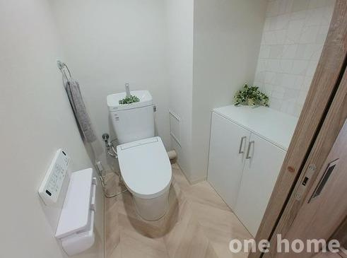 新大阪シティハイツのトイレ|◆温水洗浄便座付きトイレです！収納棚があり、トイレットペーパーなどを収納できます！扉を閉めればスッキリとした印象に♪