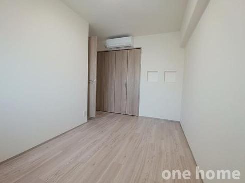 新大阪シティハイツの洋室|◆全居室洋室で、全居室にクローゼット完備！収納家具を最低限に住空間を有効活用できます！