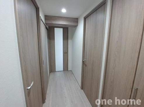 新大阪シティハイツの玄関|◆玄関からLDKへと続く廊下の様子です！温かな木目の建具がやさしい雰囲気を演出♪