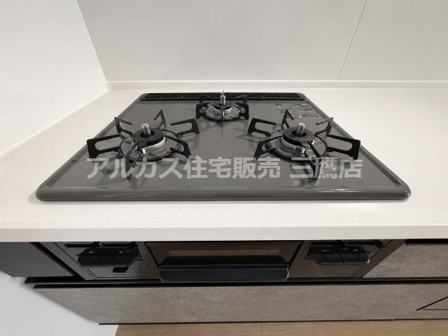 三鷹市井口５丁目 中央線 武蔵境駅 新築戸建のキッチン|お手入れしやすいコンパクトな3口ガスコンロです。複数の調理を同時に進められるため、忙しい時間帯の家事効率もアップします。