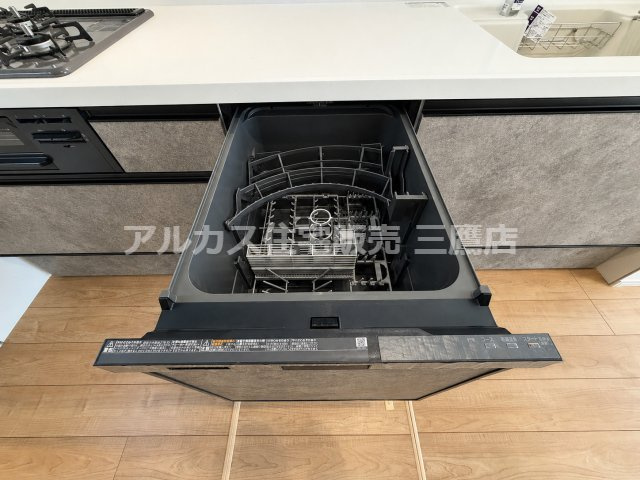 三鷹市井口５丁目 中央線 武蔵境駅 新築戸建のキッチン|家事の負担を大きく軽減するビルトイン食器洗い乾燥機です。食後の食器洗いをスムーズに行え、節水効果も期待できます。