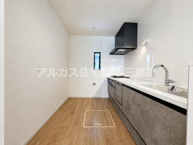 三鷹市井口５丁目 中央線 武蔵境駅 新築戸建のキッチン|床下収納を備えたゆとりのあるキッチンエリアです。動きやすい動線が確保されており、快適に調理を行えます。