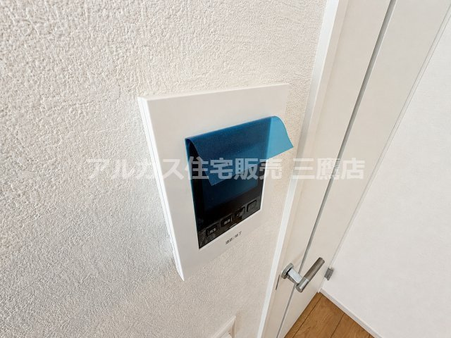 三鷹市井口５丁目 中央線 武蔵境駅 新築戸建のセキュリティ| 訪問者をひと目で確認できるカラーモニター付きインターホンです。防犯面でも安心感があり、毎日の暮らしをサポートします。