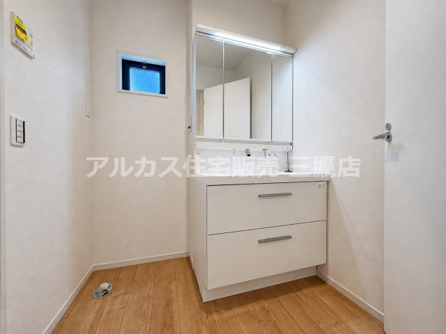三鷹市井口５丁目 中央線 武蔵境駅 新築戸建の独立洗面台|三面鏡とスライド収納を備えた洗面化粧台です。小窓からの採光により明るく爽やかな空間で朝の身支度が行えます。