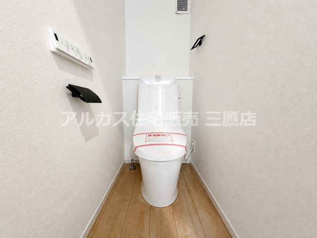 三鷹市井口５丁目 中央線 武蔵境駅 新築戸建のトイレ|清潔感のある白を基調とした温水洗浄便座付きトイレです。背面のカウンターには小物を飾ることもでき、スッキリとした印象を与えます。