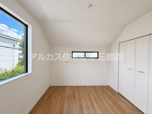 三鷹市井口５丁目 中央線 武蔵境駅 新築戸建の洋室|傾斜天井と横長のハイサイドライト（高窓）がアクセントになった洋室です。クローゼットも完備しており衣類や荷物をスッキリ収納できます。