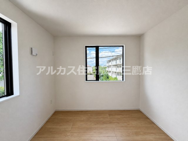 三鷹市井口５丁目 中央線 武蔵境駅 新築戸建の洋室|大きな窓から自然光がしっかりと届く明るい居室です。外の景観を楽しめる開放的な室内空間となっています。
