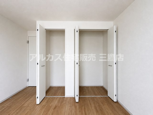 三鷹市井口５丁目 中央線 武蔵境駅 新築戸建の収納| 並列に配置された2つの収納クローゼットを備えた洋室です。用途や季節ごとに衣服を分けて整理整頓することができます。