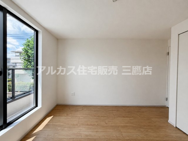三鷹市井口５丁目 中央線 武蔵境駅 新築戸建の収納|バルコニーへ出入りできる大きな窓を備えた洋室です。日当たり良好で、心地よい風と光を感じながら快適に過ごせます。