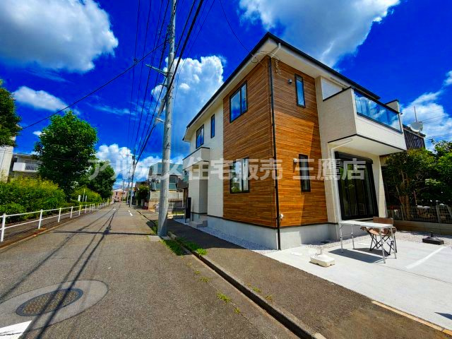 三鷹市井口５丁目 中央線 武蔵境駅 新築戸建の前面道路含む現地写真|前面道路はすっきりとした舗装道路となっており、車での出入りや通行もスムーズで快適です。