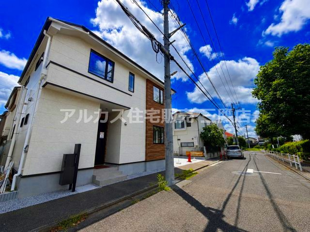 三鷹市井口５丁目 中央線 武蔵境駅 新築戸建の前面道路含む現地写真|角地のような開放感のある立地で、陽当り・通風ともに良好な心地よい住環境が整っています。