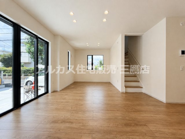 三鷹市井口５丁目 中央線 武蔵境駅 新築戸建の居間・リビング| リビングダイニングと階段がゆるやかにつながる間取りです。家族のコミュニケーションが自然と生まれる心地よい設計になっています。