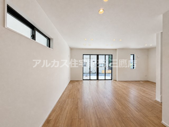 三鷹市井口５丁目 中央線 武蔵境駅 新築戸建の居間・リビング|開放的な大きな窓から柔らかな光が差し込むリビングです。広々とした空間で家族みんながゆったりと寛げます。
