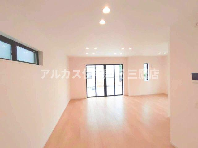 三鷹市井口５丁目 中央線 武蔵境駅 新築戸建の居間・リビング