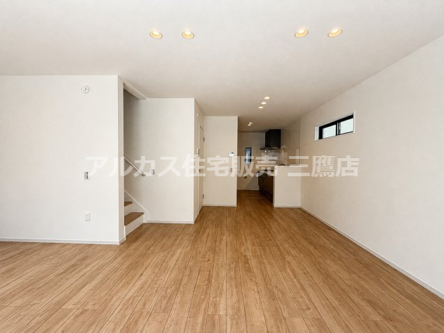 三鷹市井口５丁目 中央線 武蔵境駅 新築戸建の居間・リビング|奥まで見渡せる奥行きのあるリビング空間です。照明配置や窓の配置が美しく、お好みの家具をフレキシブルに配置できます。
