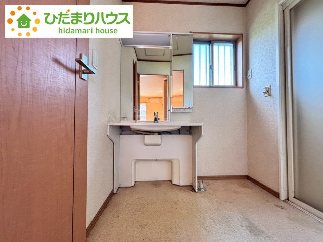 野田市上花輪　中古戸建の独立洗面台|大きな独立洗面台！車いすの方でも使えるようになってます。