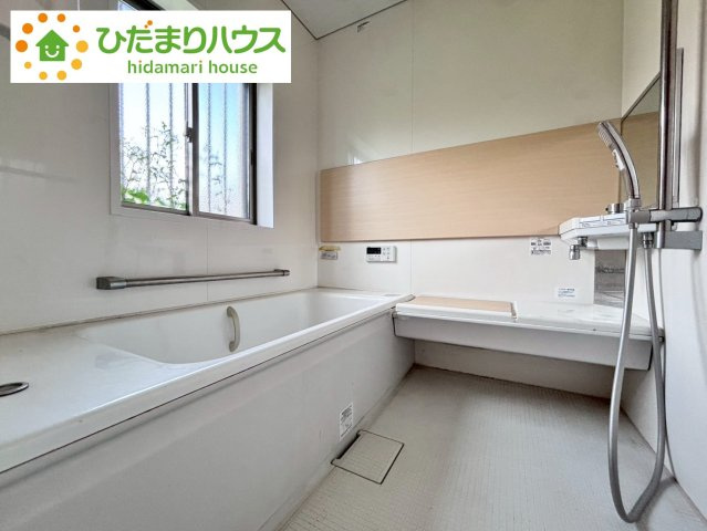 野田市上花輪　中古戸建の浴室|浴室には手すりが付いているので、ご年配の方にも安心です