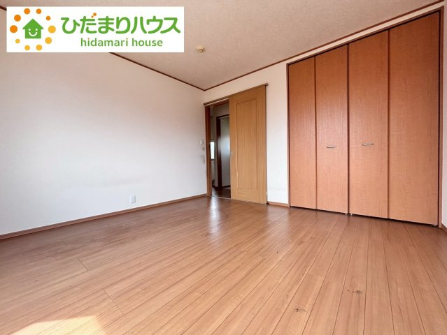 野田市上花輪　中古戸建の洋室|バルコニーに面していて、たっぷり光りの入る明るい主寝室です！