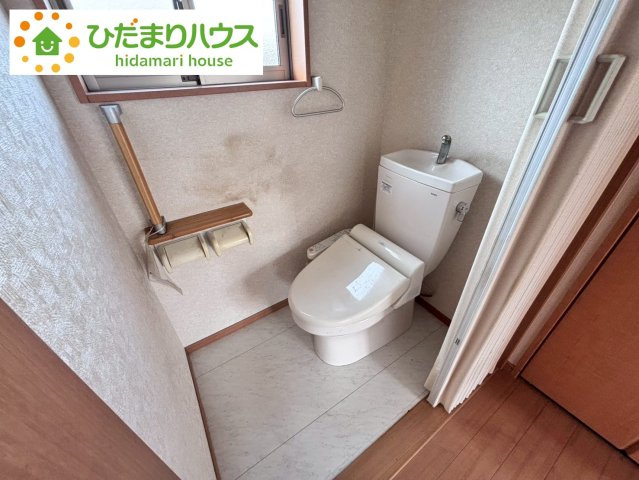 野田市上花輪　中古戸建のトイレ|1・2階にトイレあり。階段を降りなくてもいいので、高齢者の方も優しい☆彡