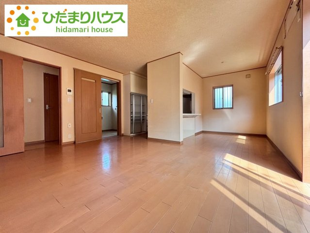 野田市上花輪　中古戸建の居間・リビング|お子様が元気に遊べる広々としたリビングです。