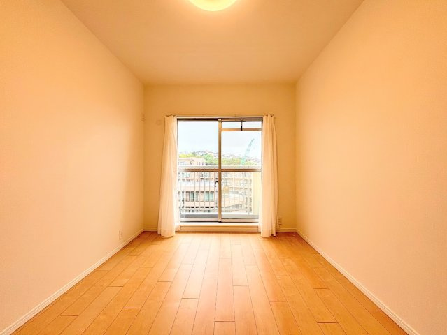 東戸塚緑の街四号棟の洋室|◆柔らかい陽光が差し込む明るいお部屋を演出する設計。彩光の取れる窓が気持ちの良いお部屋を創り上げます。
