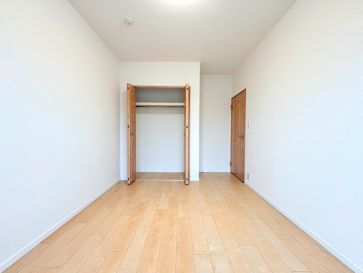 東戸塚緑の街四号棟の玄関|◆室内はいつも明るい印象なので気持ちの良い朝を迎えられます。各部屋にはクローゼットを完備しており、収納が多いお家はすっきりして快適空間です。
