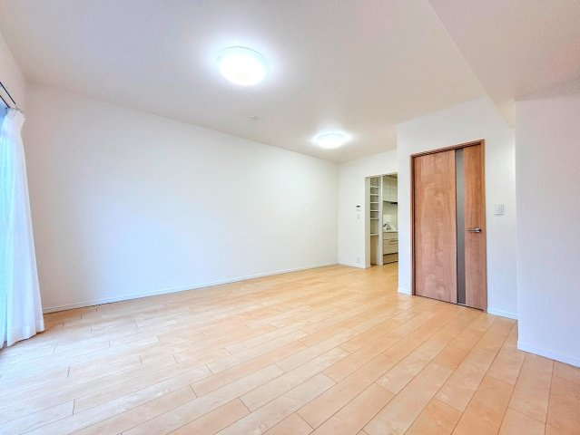 東戸塚緑の街四号棟の居間・リビング|◆リフォーム済みでのお引渡しなので、即ご入居可能です。家具の配置や色など決めやすくスムーズにお引越しできます。
