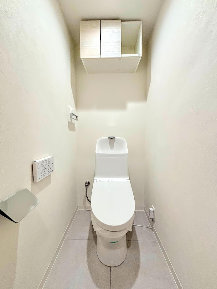 東戸塚緑の街四号棟のトイレ|◆清潔感のある白を基調とした落ち着ける空間。小窓をもうけていますので、こもりやすい空気の入れ替えも簡単に行えますね！
