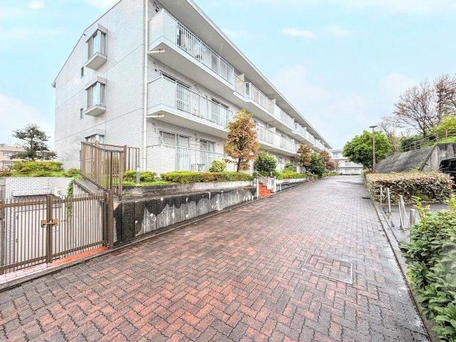 東戸塚緑の街四号棟の外観|◆管理体制良好なマンションです。清潔感のあるエントランスに開放感のある住環境。
