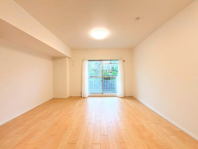 東戸塚緑の街四号棟の居間・リビング|◆一家だんらんのスペースとなるＬＤＫ。窓から明るい光が差し込み、思わず家族の会話も弾む快適な空間。
