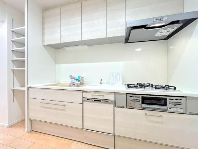 東戸塚緑の街四号棟のキッチン|◆キッチンからダイニングやリビングが見渡せるキッチン。料理をしながら家族とコミュニケーションをとれるだけでなく、大きな開放感も得られることができます。
