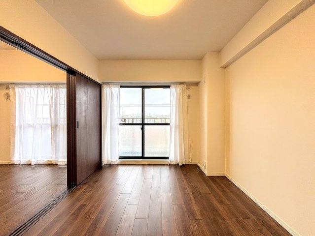 アークハイム東戸塚の洋室|◆柔らかい陽光が差し込む明るいお部屋を演出する設計。彩光の取れる窓が気持ちの良いお部屋を創り上げます。
