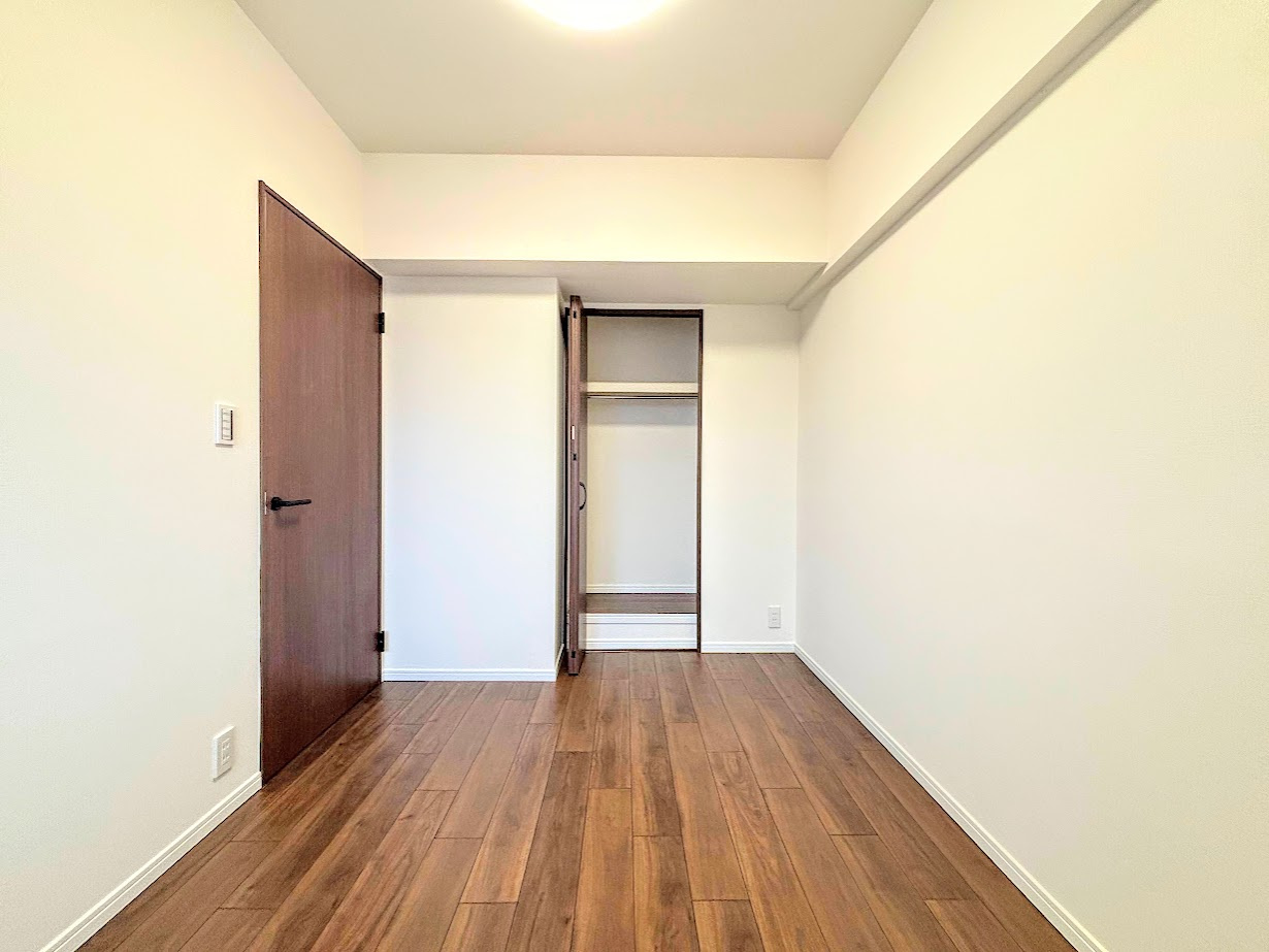 アークハイム東戸塚の洋室|◆室内はいつも明るい印象なので気持ちの良い朝を迎えられます。各部屋にはクローゼットを完備しており、収納が多いお家はすっきりして快適空間です。
